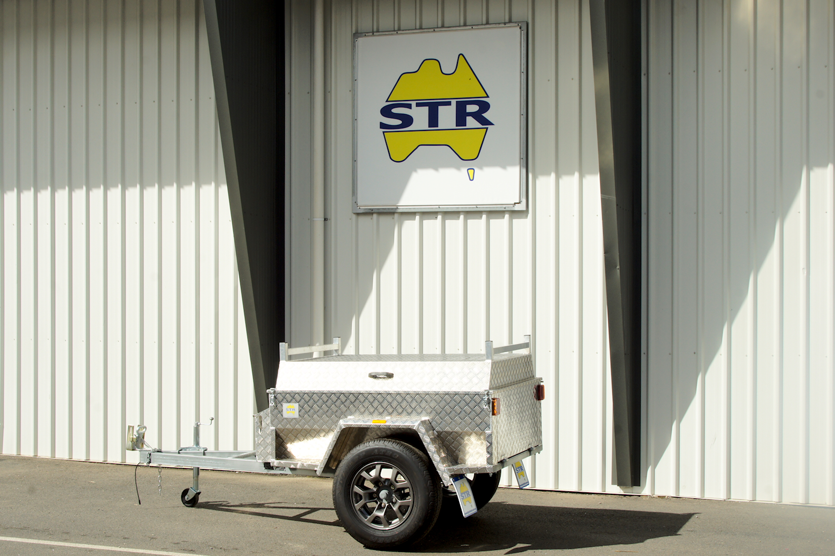 20. 1500 x 900 Aluminium Checker Plate Box Trailer with Luggage Top