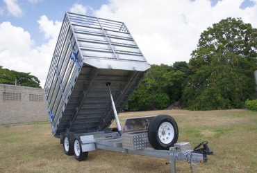 10. Flat Top Trailer with Hydraulic Tip